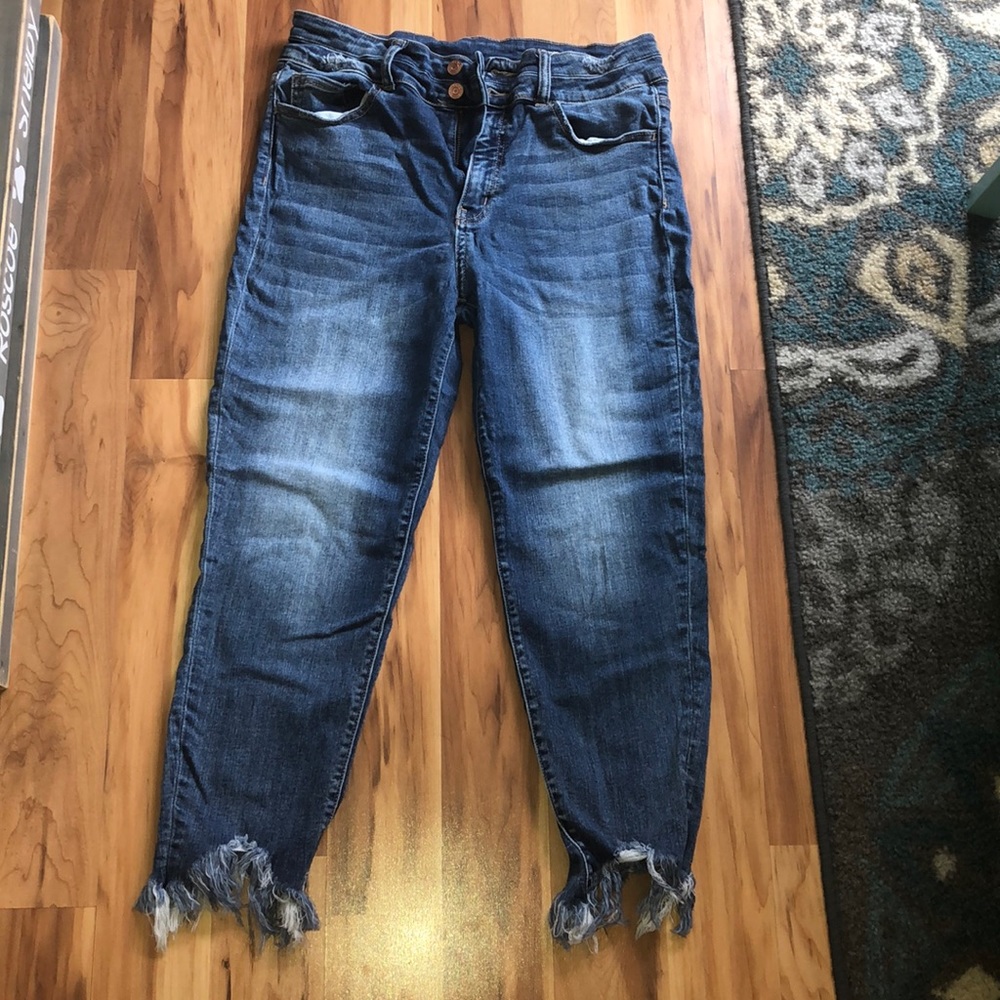 Buckle cropped jeans.